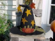 Witch hat penny rug sill sitter